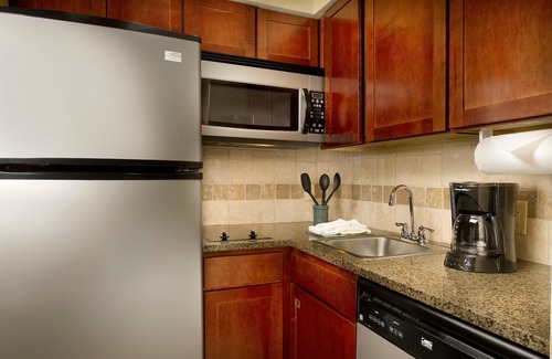 Linthicum Heights Eigentumswohnung | Kostenloses Frühstück + Außenpool + Whirlpool | Moderne Suite