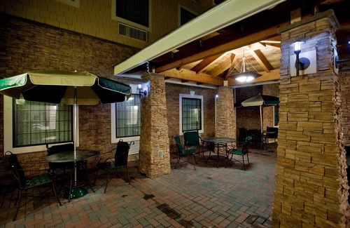 Chesapeake Eigentumswohnung | Free Breakfast. Indoor Pool & Hot Tub. Near the Virginia Beach business district!