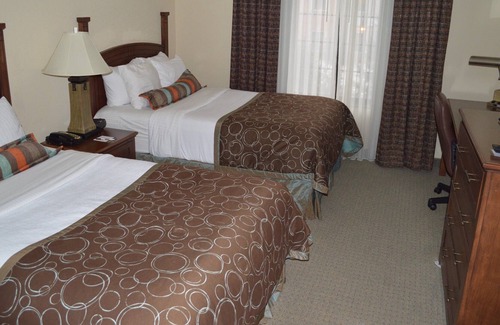 Oconomowoc Eigentumswohnung | Frühstück kostenlos. Pool & Whirlpool. Fitnessstudio. In der Nähe des Aurora Medical Center!