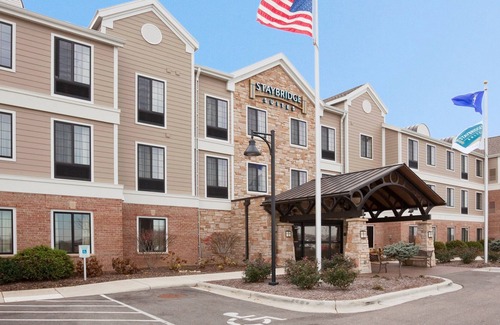 Oconomowoc Eigentumswohnung | Frühstück kostenlos. Pool & Whirlpool. Fitnessstudio. In der Nähe des Aurora Medical Center!