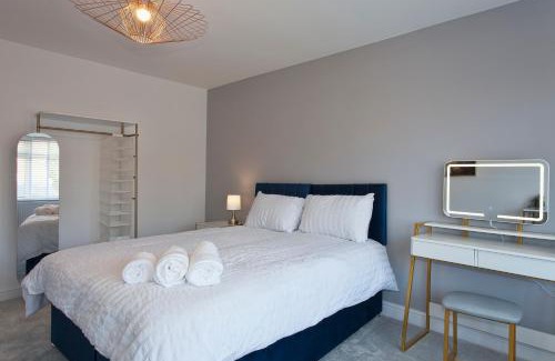 Woodley Haus | Free Parking 14-Bed Home Large Groups