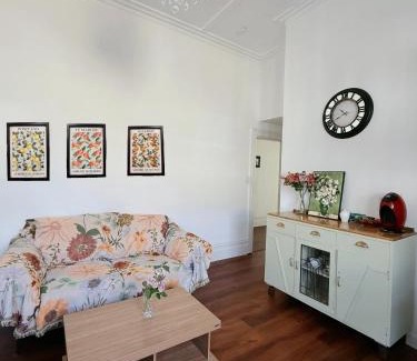 Mount Eden Villa | Free Parking,5 minutes to City, bus at the door, 100-year-old building at the foot of Mount Eden Park,unit 1