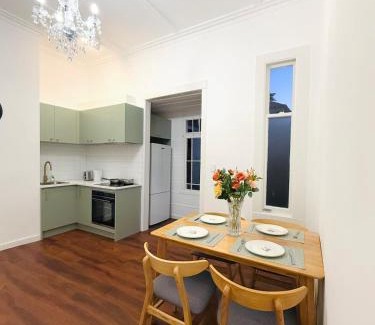 Mount Eden Villa | Free Parking,5 minutes to City, bus at the door, 100-year-old building at the foot of Mount Eden Park,unit 1
