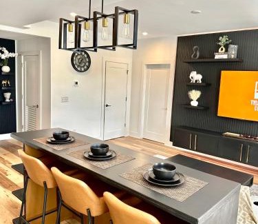 Peachtree Heights West Wohnung | Free Parking, King Bed, 75 inch TV, and Luxury Stay