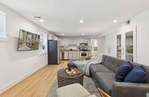 Bloomingdale Wohnung | Free Parking! Large, 2BR/1.5BA with AC/TV/Internet