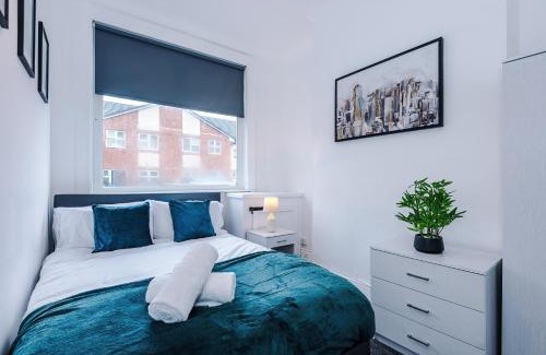 Forsbrook Wohnung | FREE parking, LARGE House for Contractors & Families, Sleeps 10, 25 mins to ALTON TOWERS