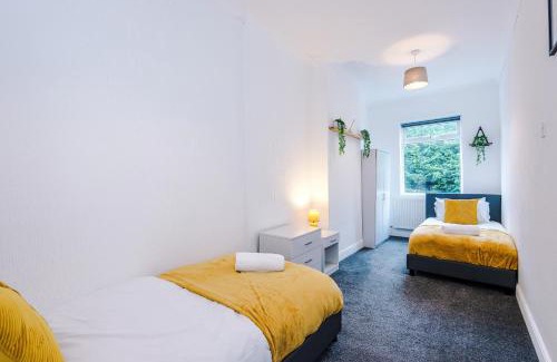 Forsbrook Wohnung | FREE parking, LARGE House for Contractors & Families, Sleeps 10, 25 mins to ALTON TOWERS