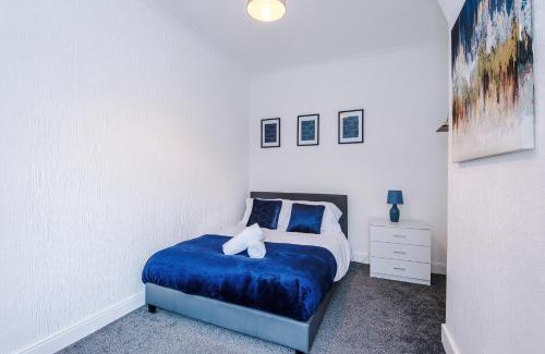 Forsbrook Wohnung | FREE parking, LARGE House for Contractors & Families, Sleeps 10, 25 mins to ALTON TOWERS