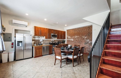 Le Droit Park Eigentumswohnung | Free private parking! Spacious, vibrant home! 2-bedroom condo with WiFi