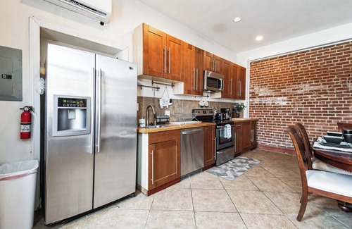 Le Droit Park Eigentumswohnung | Free private parking! Spacious, vibrant home! 2-bedroom condo with WiFi