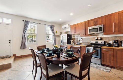 Le Droit Park Eigentumswohnung | Free private parking! Spacious, vibrant home! 2-bedroom condo with WiFi