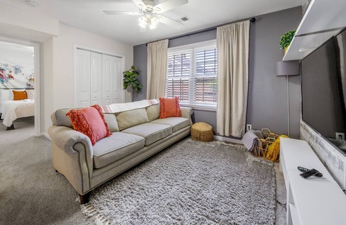 Loring Heights Wohnung | FREE & SAFE PARKING | ATL Midtown Studio | Long-Term Stay Friendly!