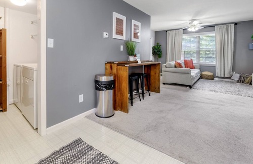 Loring Heights Wohnung | FREE & SAFE PARKING | ATL Midtown Studio | Long-Term Stay Friendly!