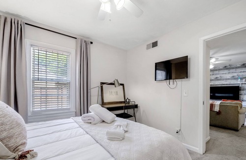 Loring Heights Wohnung | FREE & SAFE PARKING | ATL Midtown Studio | Long-Term Stay Friendly!