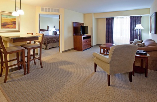 Elkhart Eigentumswohnung | Kostenloses WLAN, kostenloses Frühstück + Innenpool | 20 Minuten zur Universität Notre Dame