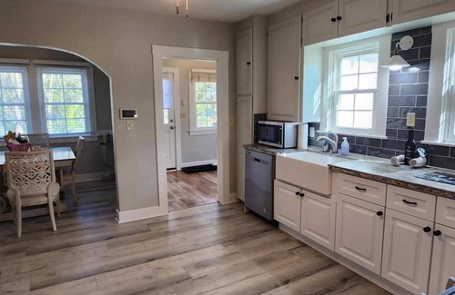 Rio Linda Hütte | French country home on 10 acres, near Int. airport