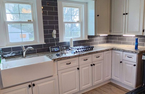 Rio Linda Hütte | French country home on 10 acres, near Int. airport