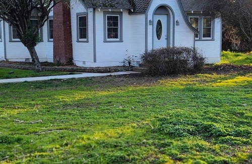 Rio Linda Hütte | French country home on 10 acres, near Int. airport