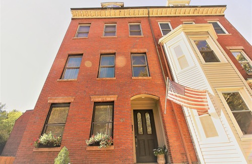 Highland Park Wohnung | **Fresh** Modern Triplex in a Classic Boston Row House, Amazing City Views!