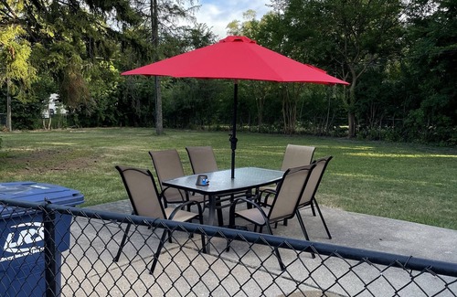 Des Plaines Haus | Freshly Remodeled Cozy Home