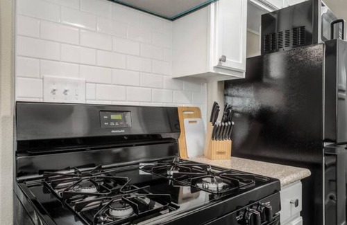 Fig Garden Wohnung | Fresno Apt| 1/1 | Parking|Next to Gazebo Gardens!