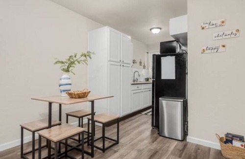 Fig Garden Wohnung | Fresno Apt| 1/1 | Parking|Next to Gazebo Gardens!