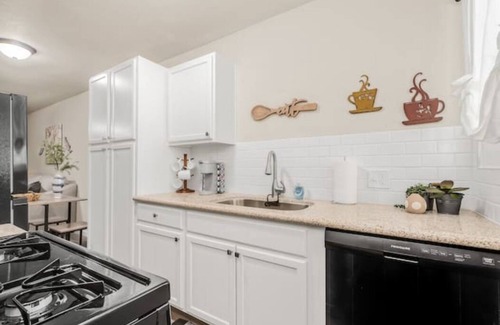 Fig Garden Wohnung | Fresno Apt| 1/1 | Parking|Next to Gazebo Gardens!