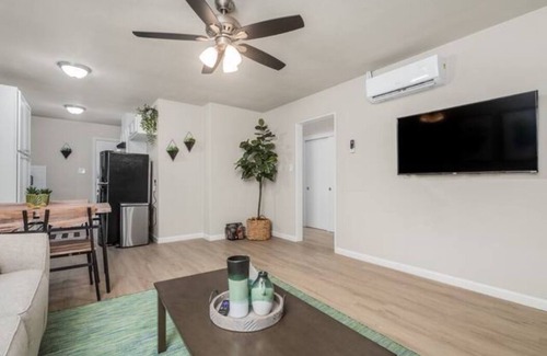 Raisin Wohnung | Fresno Apt | Parking | 1/1 |Near Gazebo Gardens