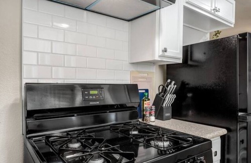 Raisin Wohnung | Fresno Apt | Parking | 1/1 |Near Gazebo Gardens