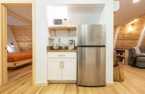 Cosby Kabine | Freya's Cabin peaceful Aframe with hot tub & sauna 15 min to the national park!