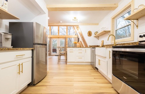 Cosby Kabine | Freya's Cabin peaceful Aframe with hot tub & sauna 15 min to the national park!