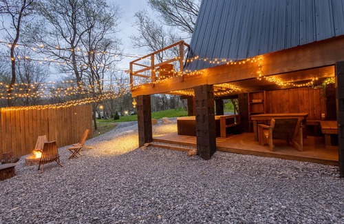 Cosby Kabine | Freya's Cabin peaceful Aframe with hot tub & sauna 15 min to the national park!