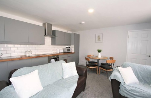 Gloucester Wohnung | Friary House Serviced Apartments by Roomsbooked - 24Hr Reception
