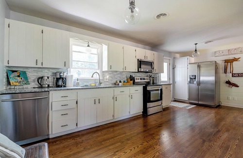 Benton Harbor Hütte | Friday Fowls Cottage - Sauna - Hot Tub - Fire Pit - Golf - Lake - Beach - Winery