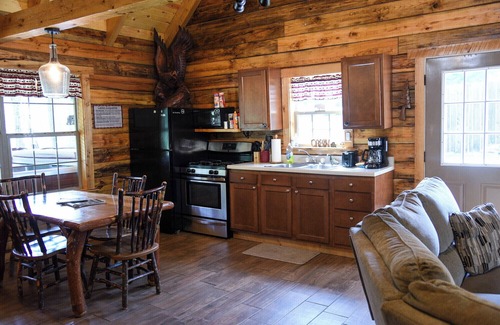 Leeper Kabine | Friendly Bear Log Cabin near Cook Forest State Park