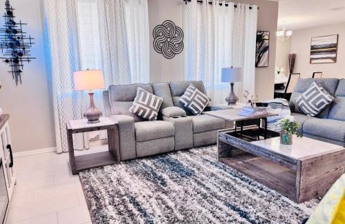 Laveen Haus | Friendly Host Near Loop 202 with Mountain views