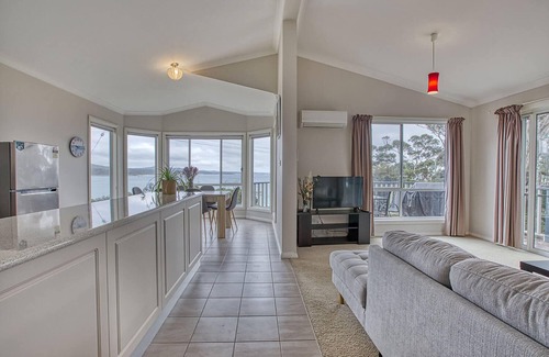 Binalong Bay Haus | Front Row Beachfront