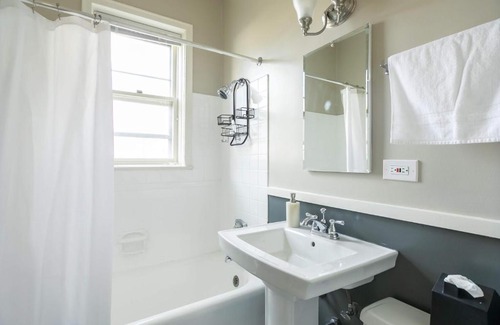 East Hyde Park Wohnung | FRONTDESK Quaint 1 BR Apt by 57th Street Beach