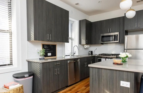 Lakeview Wohnung | FRONTDESK Spacious 2 BR Apt near Wrigley Field