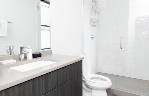 Lakeview Wohnung | FRONTDESK Spacious 2 BR Apt near Wrigley Field