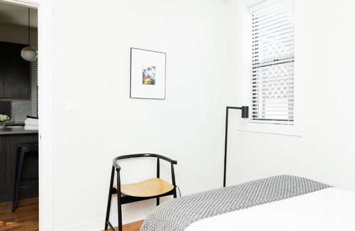 Lakeview Wohnung | FRONTDESK Spacious 2 BR Apt near Wrigley Field