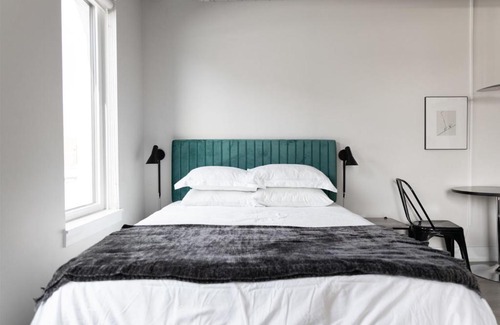 Lakeview Wohnung | FRONTDESK Wrigleyville Studio Apt with Balcony