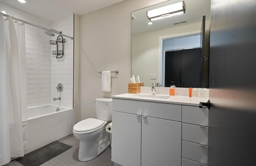 Lakeview Wohnung | FRONTDESK Wrigleyville Studio Apt with Balcony