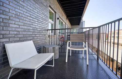 Lakeview Wohnung | FRONTDESK Wrigleyville Studio Apt with Balcony