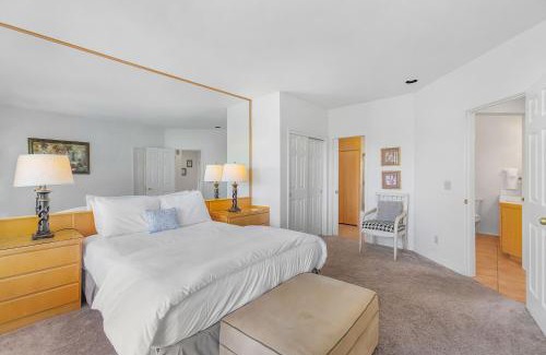 Century West Wohnung | Frosty Summit Condo at Mount Bachelor Village Resort with Pool and Hot Tub