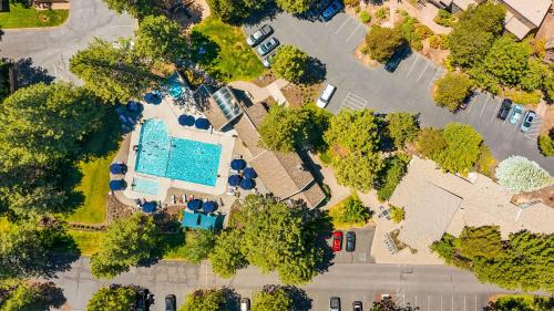 Century West Wohnung | Frosty Summit Condo at Mount Bachelor Village Resort with Pool and Hot Tub