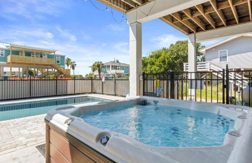 East End Haus | Fruitcakes- Private Pool- Hot Tub- Pet Friendly