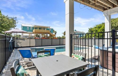East End Haus | Fruitcakes- Private Pool- Hot Tub- Pet Friendly