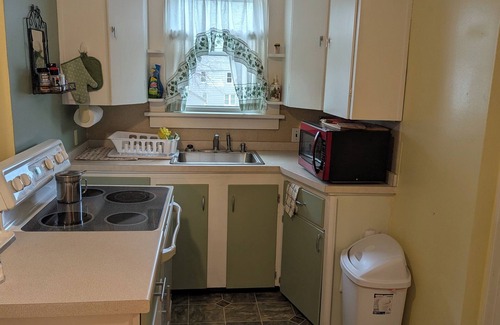 Monroe Wohnung | Komplett möbliert, sauber, gemütlich, 1 Schlafzimmer Duplex in der Innenstadt von Monroe, MI