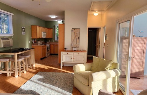 Summer Village Hütte | Fully furnished cottage, minutes from the beach.